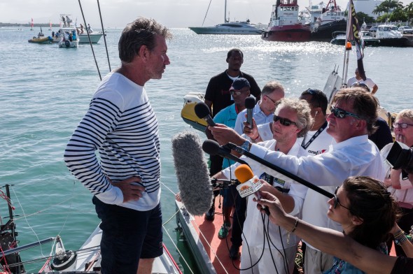 Premières interviews pour Kito à l'arrivée au ponton - Photo : Hervé Giorsetti